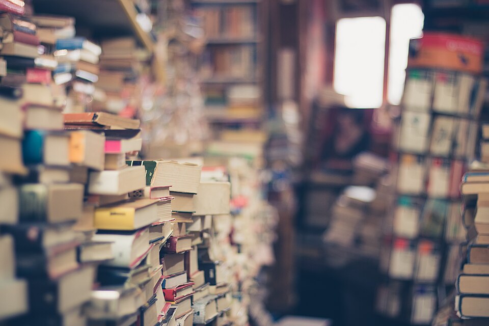 Pilhas de livros impressos, vistas de perto